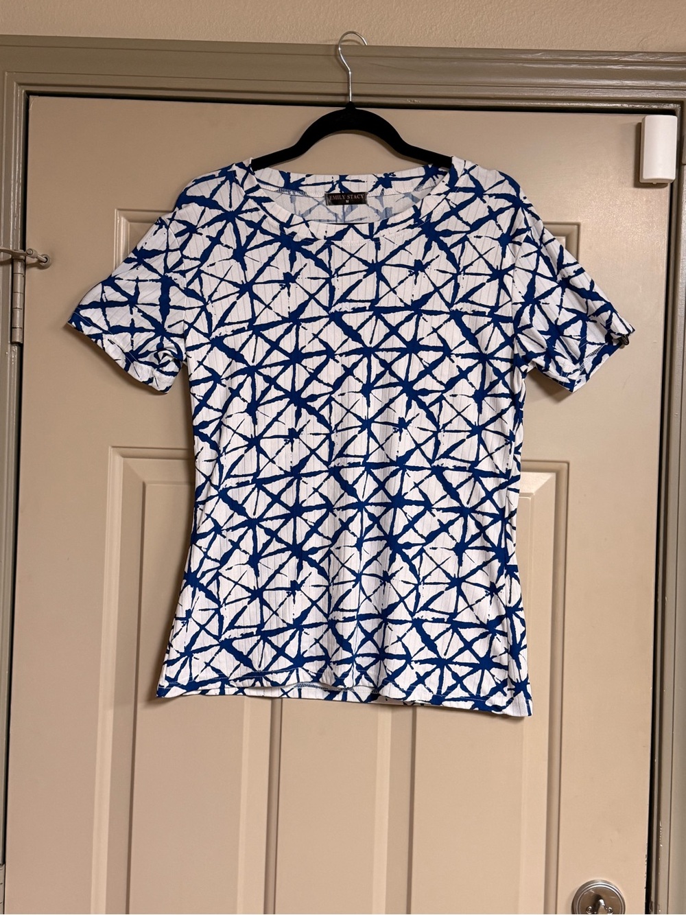 Emily Stacy Women’s Size Medium Blue/White Geometric Knit T-Shirt